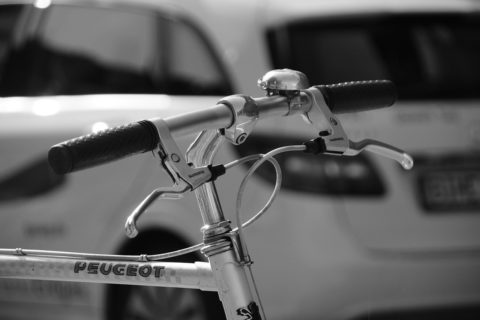 Fahrrad neben Auto
